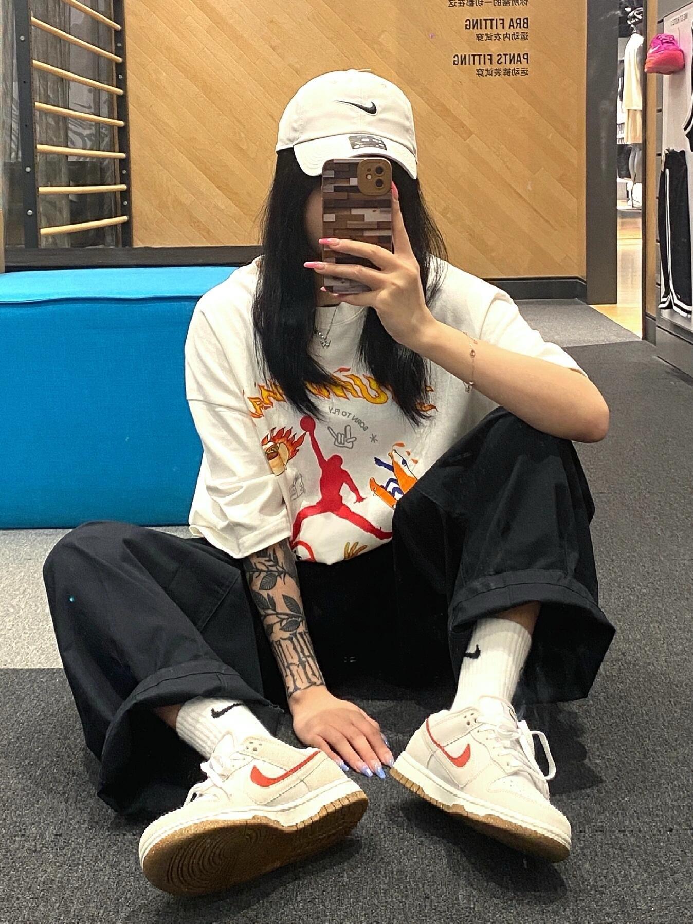 无性别穿搭|复古白红Dunk真的太绝了新款Dunk直接戳中我心巴💘经典白红撞色+做旧细节,质感